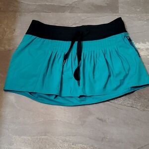 RARE Lululemon Run Revitalize pleated skort. Oacis blue and black. Size 6.
